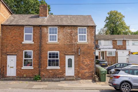 2 bed property, in Worcester Road, £220,000