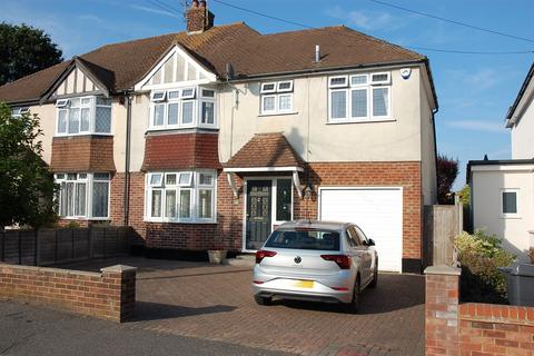 4 bed property, in Highfield Road, £650,000