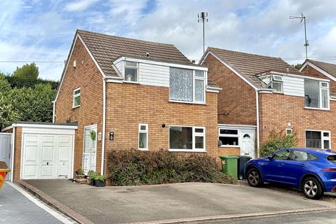 3 bed property, in Kingham Close, £250,000