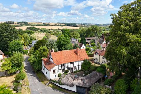 5 bed property, in Cuddington, £825,000