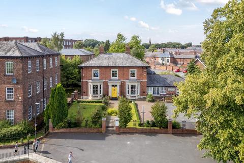 4 bed property, in Holme Head House, £600,000