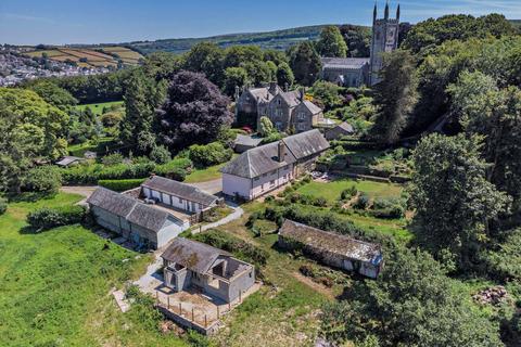 7 bed property, in Vicarage Road, £1,200,000