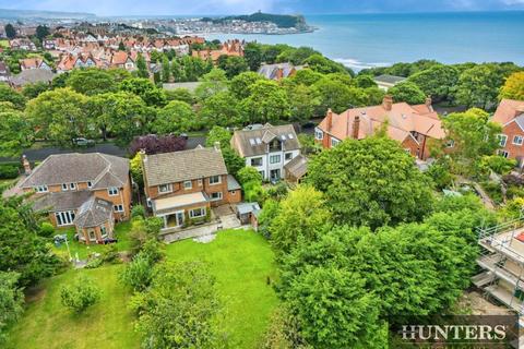 4 bed property, in Sea Cliff Road, £475,000