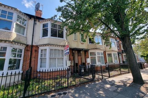 2 bed property, in Fosse Road South, £80,000