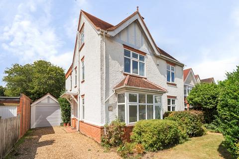6 bed property, in Northcourt Avenue, £750,000