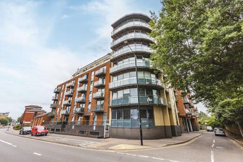 1 bed property, in Bath Road, £200,000