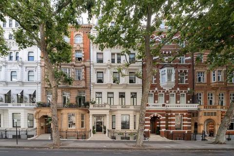 2 bed property, in Queen's Gate, £1,500,000