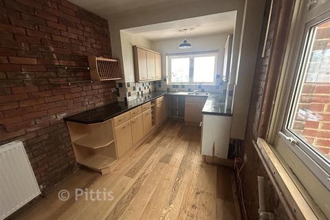 2 bed property, in Newport Road, £200,000