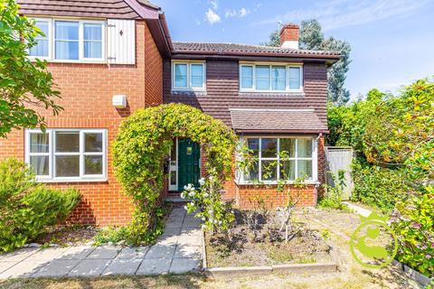 4 bed property, in Pearce Gardens, £900,000