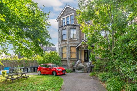 3 bed property, in Christchurch Avenue, £875,000