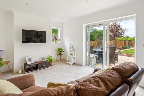 4 bed property, in Mayflower Way, £950,000