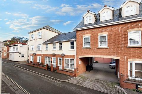 1 bed property, in High Street, £89,500