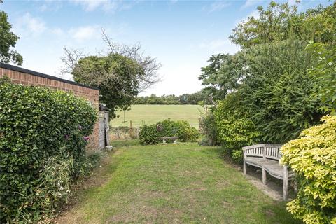 3 bed property, in Elizabeth Close, £600,000