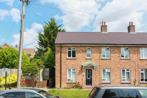 2 bed property, in Barnet Way, £270,000