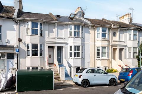 3 bed property, in Livingstone Road, £550,000