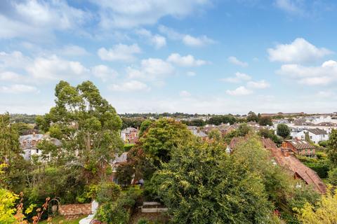 2 bed property, in Woodbury Park Road, £318,500