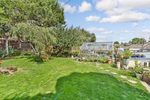 5 bed property, in Windsor Drive, £500,000