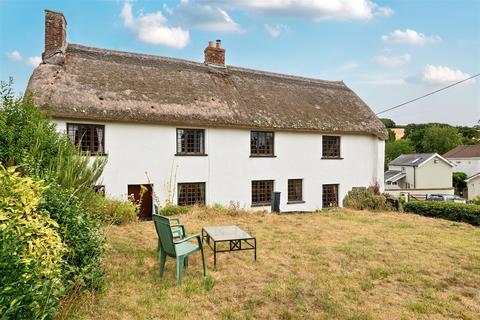 5 bed property, in Kennford, £375,000