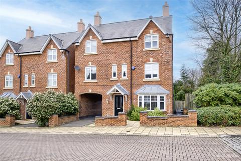 4 bed property, in Cardinal Close, £469,950