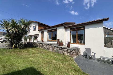 5 bed property, in Slade Lane, £425,000