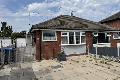 2 bed property, in Halton Gardens, £120,000