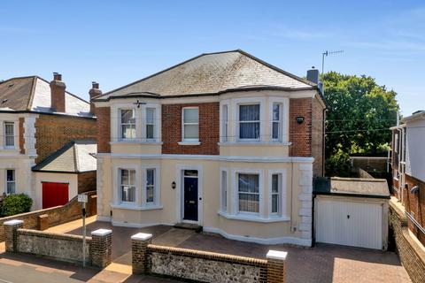 5 bed property, in Winchester Road, £895,000