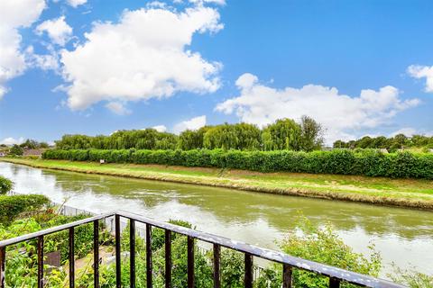 3 bed property, in Surrey Wharf, £500,000