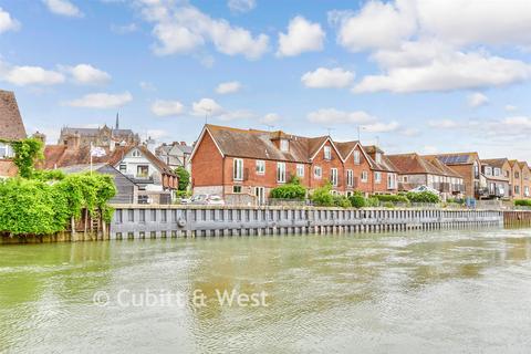 3 bed property, in Surrey Wharf, £460,000