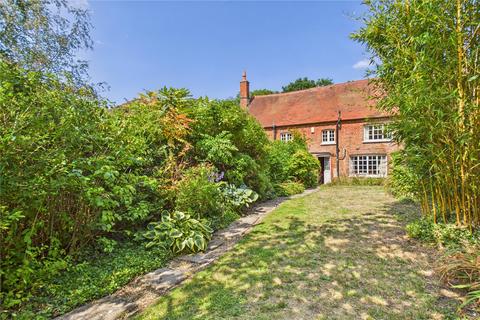 3 bed property, in Reading Road, £475,000