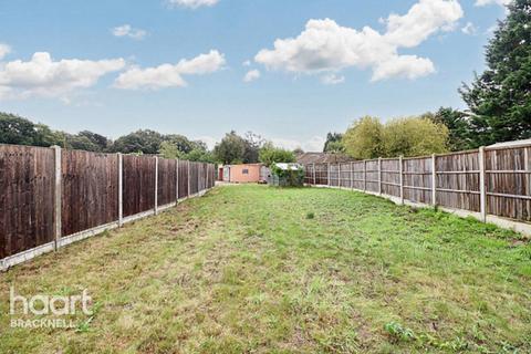 1 bed property, in Nine Mile Ride, £320,000