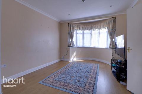 4 bed property, in Kenmore Avenue, £550,000
