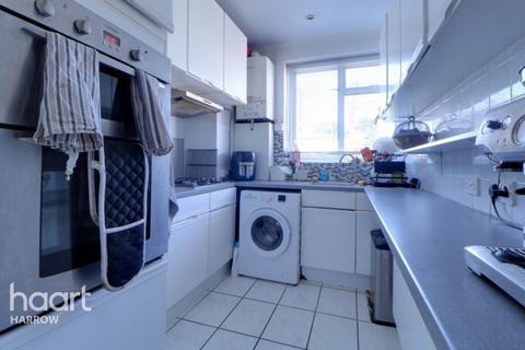 4 bed property, in Kenmore Avenue, £575,000