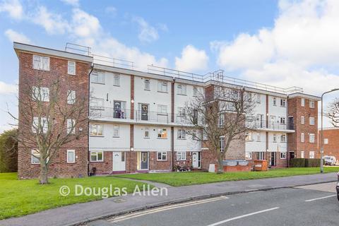 2 bed property, in Victor Approach, £235,000