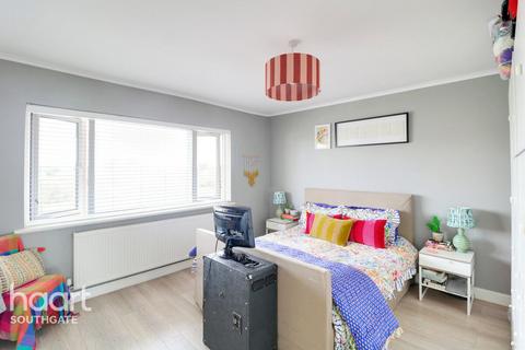 2 bed property, in London Road, £200,000