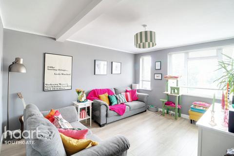 2 bed property, in London Road, £200,000