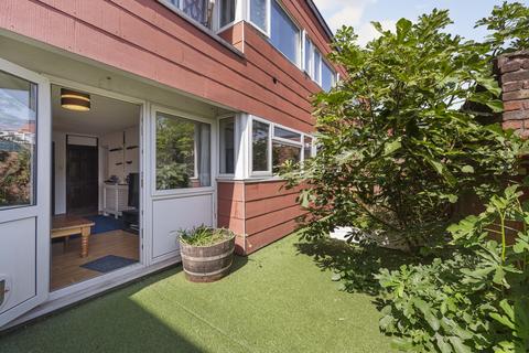 2 bed property, in Farnham Gardens, £350,000