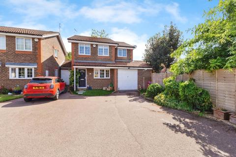 3 bed property, in Kinnaird Close, £600,000