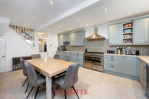 3 bed property, in Brunswick Mews, £695,000