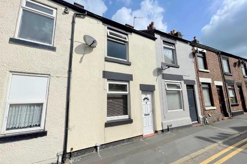 1 bed property, in West Street, £80,000