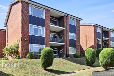 1 bed property, in Park Road, £140,000