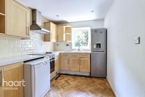 1 bed property, in Park Road, £140,000