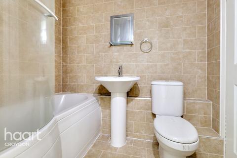 1 bed property, in Park Road, £140,000