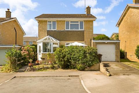3 bed property, in Manor Close, £495,000