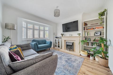3 bed property, in Chatsworth Avenue, £580,000