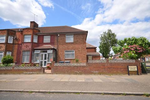 5 bed property, in Chalfont Avenue, £750,000