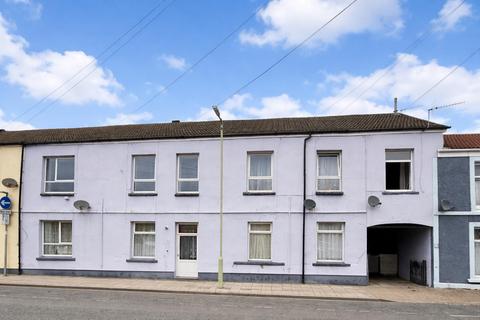 2 bed property, in Deans Court, £59,995