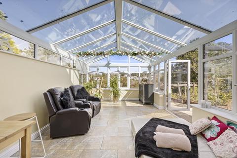 3 bed property, in Denton Drive, £475,000