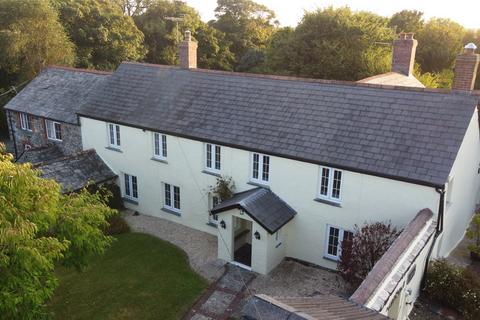 5 bed property, in Eastcott, £675,000