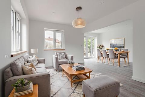 3 bed property, in St. Catherines Avenue, £290,000