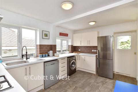 3 bed property, in Crescent Drive South, £550,000